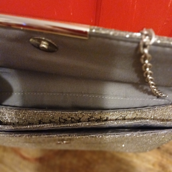 La REGALE -METALLIC ANIMAL SILVER SHIMMER CLUTCH - Picture 6 of 7